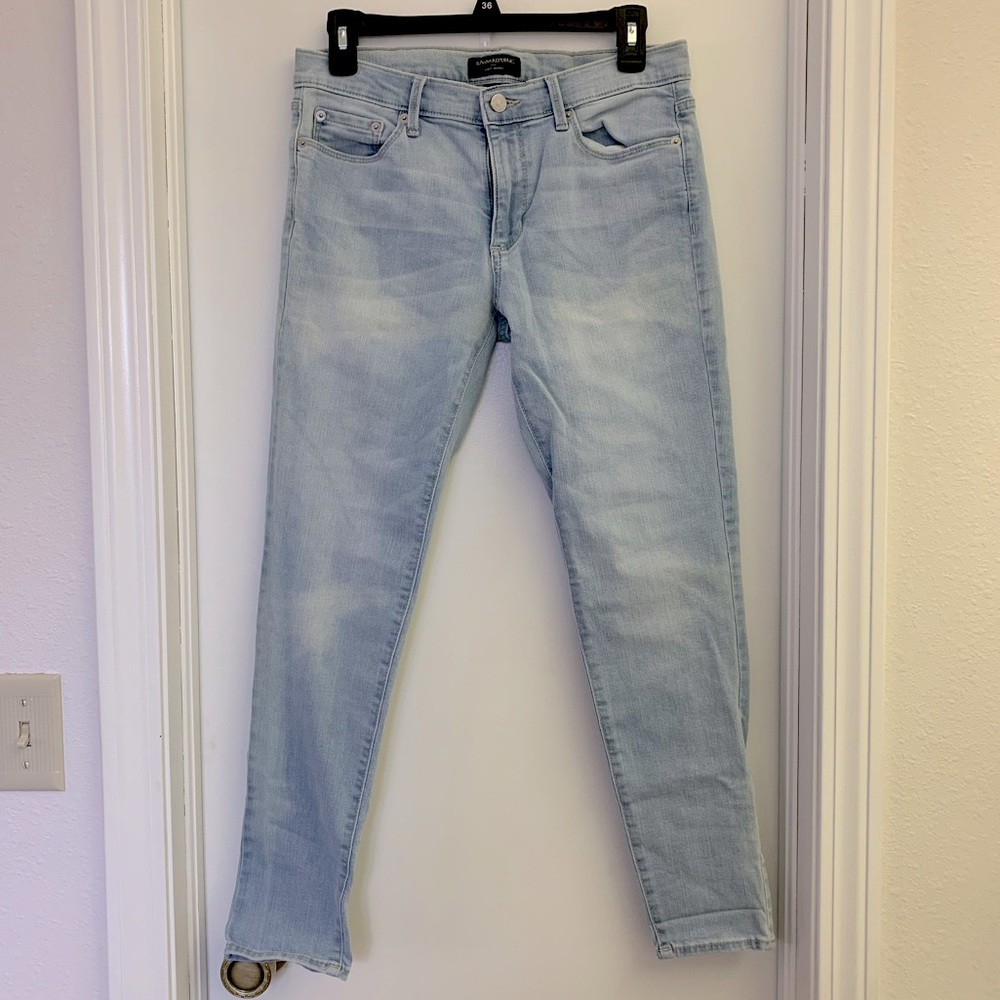 ❌SOLD❌ Banana Republic • Light Wash Skinny Jeans